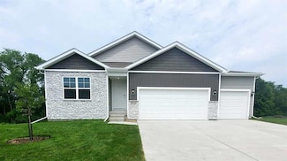 2827 Brook View Dr, Des Moines, IA 50317