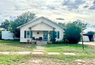 735 S 12th St, Slaton, TX 79364