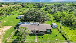 1520 County Road 223, Floresville, TX 78114