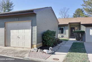 9 Auburn Ct, Red Bank, NJ 07701