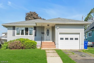 15 Oakwood Place, North Brunswick, NJ 08902