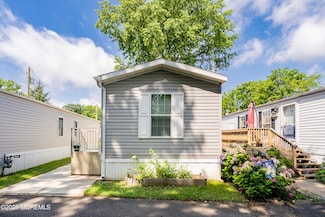 28 Sams Ct, Hazlet, NJ 07730