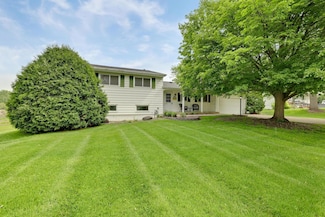 11418 Friar Ln, Hopkins, MN 55305