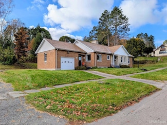 729 W Maple St, Iron River, MI 49935