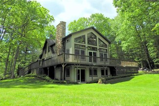 121 Fiddlers Ct, Cresco, PA 18326