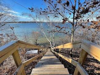 44 Peninsula Rd, Saint Paul, MN 55110