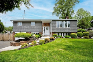 1 Glen Ln, Glenwood Landing, NY 11547