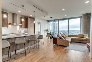 3130 N Harwood St Unit 902, Dallas, TX 75201