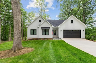 215 Crestwood Dr, Pilot Mountain, NC 27041