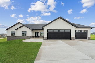 8162 Hugo Dr, Peosta, IA 52068