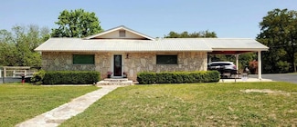702 E Schubert St, Fredericksburg, TX 78624