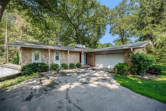 5113 Foxcroft Dr, Kalamazoo, MI 49009