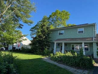 47 Myson St, West Islip, NY 11795