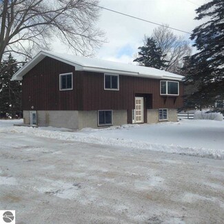 2145 E Surrey Rd, Clare, MI 48617