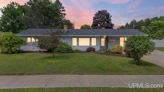 1510 17th Ave S, Escanaba, MI 49829