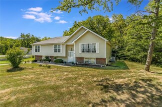 512 S Commercial Ave, Smithville, MO 64089