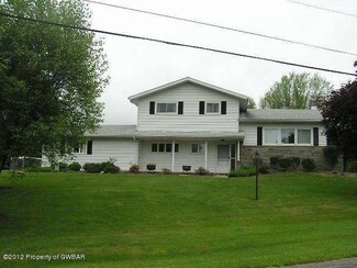 39 Idlewood Dr, Dallas, PA 18612