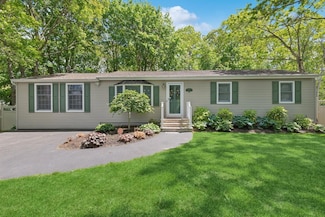 50 Peeker Ave, Mastic Beach, NY 11951