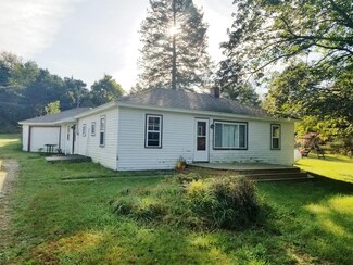 2606 S Comstock Ave, Fremont, MI 49412