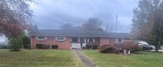 821 Boulevard Dr, Belpre, OH 45714