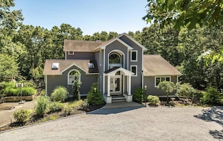 4 Douglas Ct, Hampton Bays, NY 11946