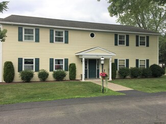 142 Cedarview Ln, Watervliet, NY 12189