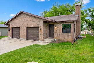914 Pleasant St, Woodstock, IL 60098