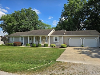 310 E 1st St, Ramsey, IL 62080