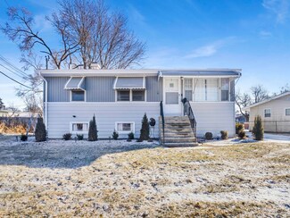 709 Silver Lake Rd, Cary, IL 60013