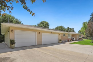 904 Squire Ln, Aberdeen, SD 57401