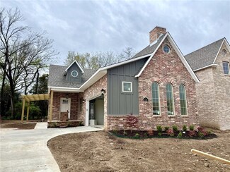 118 N Hawkstone Dr, Fayetteville, AR 72704