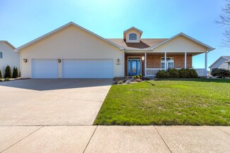 303 Castle Rock Dr, Monticello, IL 61856