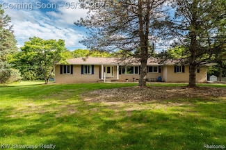 12225 Jeffers Ln, Fenton, MI 48430