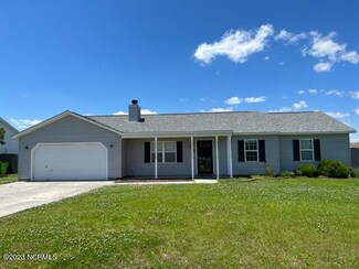 307 Mann St, Hubert, NC 28539