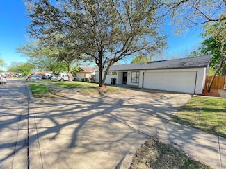 2412 Gilbert Cir, Arlington, TX 76010
