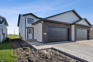 69 Cedar Dr, Mapleton, ND 58059