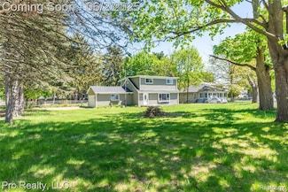 2750 Lansdowne Rd, Waterford, MI 48329