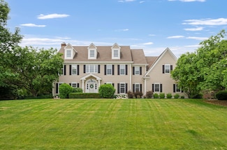 207 E Laurel Cir, Delafield, WI 53018
