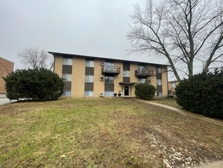 233 Robinhood Ln, Bloomington, IL 61701