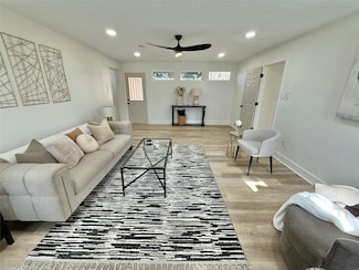 206 Inwood Ln, Highlands, TX 77562
