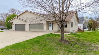 20 W Lanesburgh St, Le Center, MN 56057
