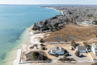 17 Beach Rd, Laurel, NY 11948