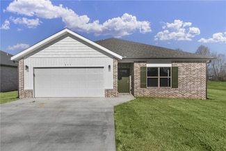 611 E Lake Francis Dr, Siloam Springs, AR 72761