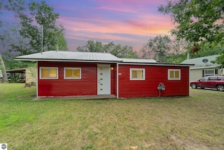 557 Davis St, Lake, MI 48632