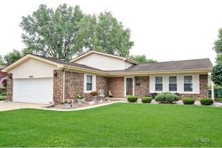 2003 E Peachtree Ln, Arlington Heights, IL 60004