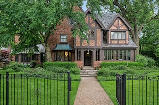 220 Woodstock Ave, Kenilworth, IL 60043