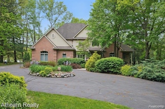 8373 Riverwalk Dr, Fenton, MI 48430
