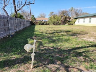 608 N 9th St, Carrizo Springs, TX 78834
