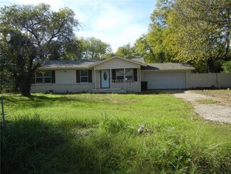 3920 Hilldale Rd, Fort Worth, TX 76119