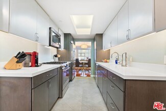 171 N Church Ln Unit 511, Los Angeles, CA 90049